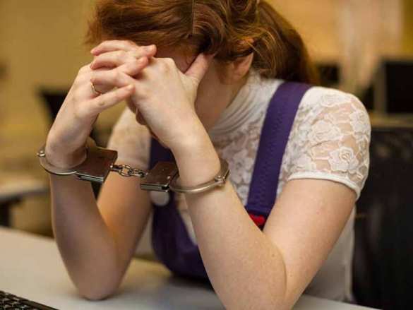 Украинка напала на полицейских в Италии | Русская весна