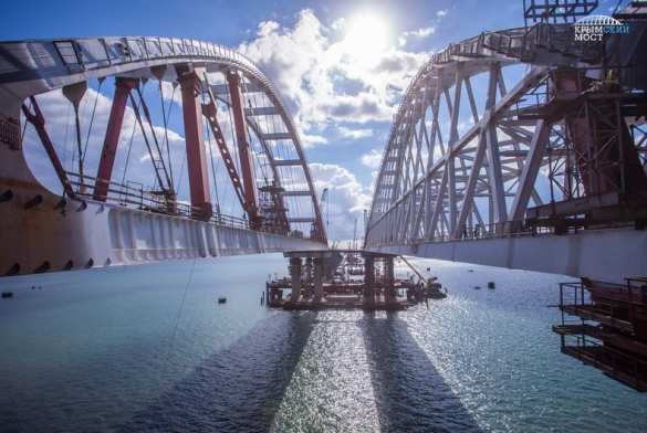 Под двумя арками Крымского моста прошли первые суда (ФОТО, ВИДЕО) | Русская весна