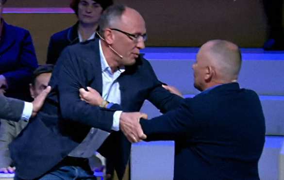 «Иди отсюда, ты умер»: ведущий вышвырнул украинского журналиста из студии за слова о Марке Захарове (ВИДЕО) | Русская весна