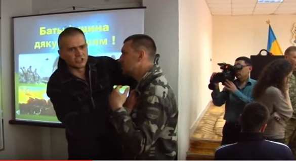 «Люди, нам скоро ...» — скандал в военкомате Запорожья (ВИДЕО 18+) | Русская весна