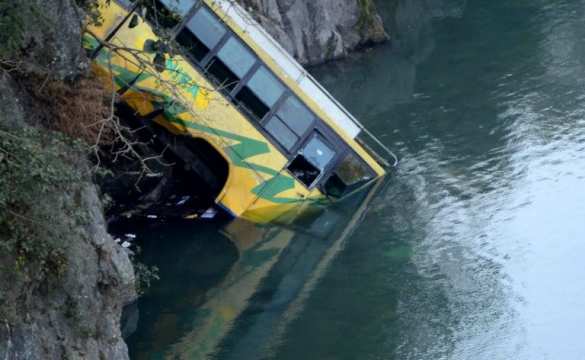 Жуткие кадры: из-за драки водителя и пассажирки автобуса погибли 13 человек (ВИДЕО) | Русская весна