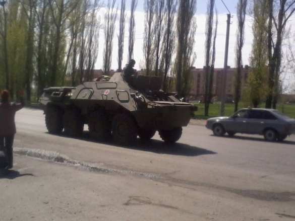 На границе с Украиной российская бронетехника готова к бою (видео) | Русская весна