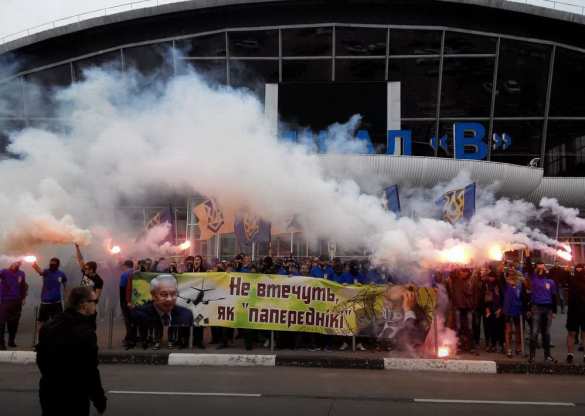 Неонацисты «Азова» бесчинствуют в киевском аэропорту «Борисполь» (ФОТО) | Русская весна