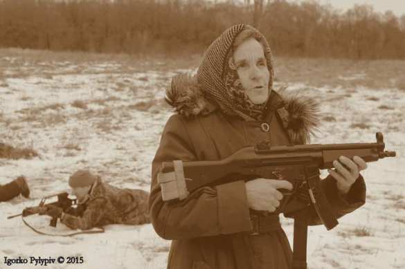 «Бабушка-бандерiвка» из Львова готовится к «АТО» и проходит курсы владения современным оружием с «дедушками-призывниками» (+видео, фото) | Русская весна