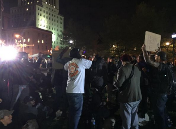 Тысячи митингующих не покидают улицы Балтимора, отмечая решение прокурора о задержании полицейских | Русская весна