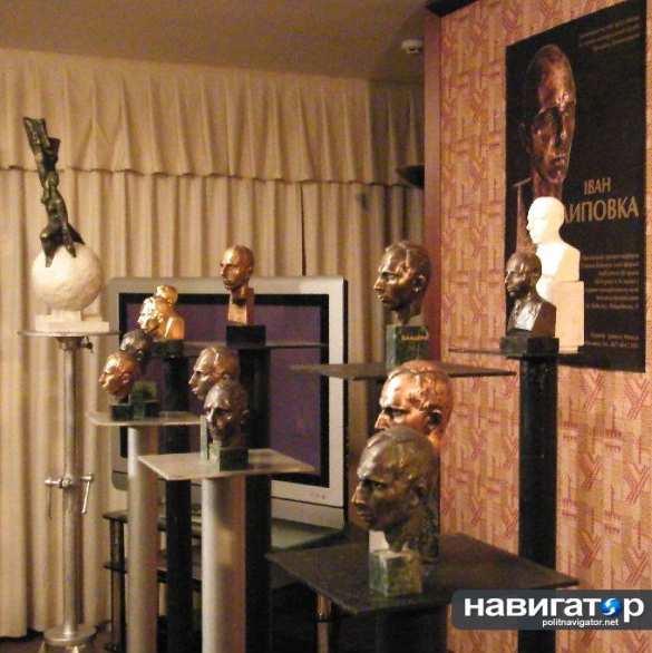 На выставке бюстов Бандеры в Киеве пообещали строить бандеровскую Украину от Карпат до Кавказа (фото, видео) | Русская весна