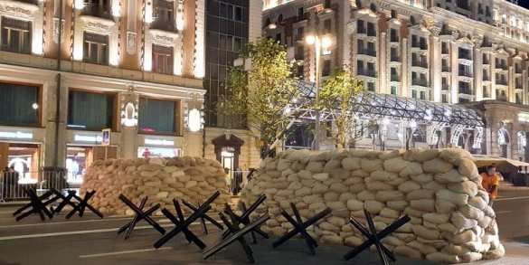 Западные СМИ приняли за баррикады историческую инсталляцию в Москве | Русская весна