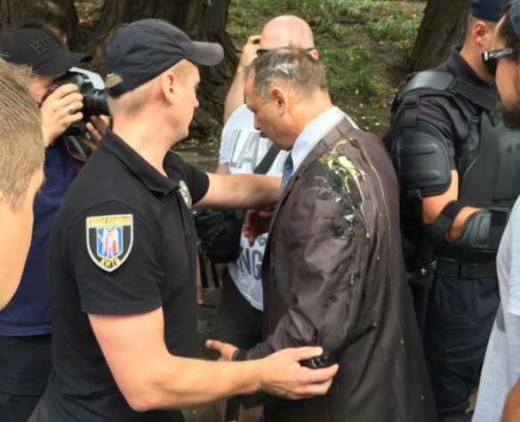Нардепа Барну, выносившего Яценюка из-за трибуны, забросали яйцами у Рады (ФОТО, ВИДЕО) | Русская весна