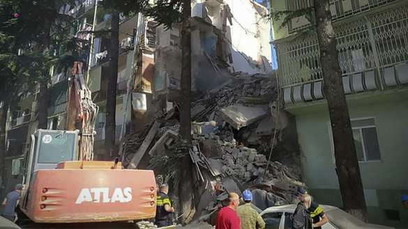 Обрушение жилого дома в Грузии: число жертв растёт, названа вероятная причина ЧП (ВИДЕО) | Русская весна
