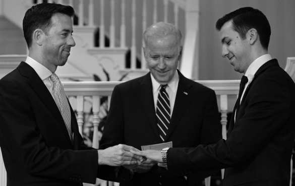 Их нравы: Вице-президент США поженил гомосексуалистов (ФОТО) | Русская весна