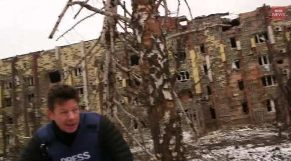 BBC reporter almost killed by Ukrainian shell while accusing militia of shelling | Русская весна