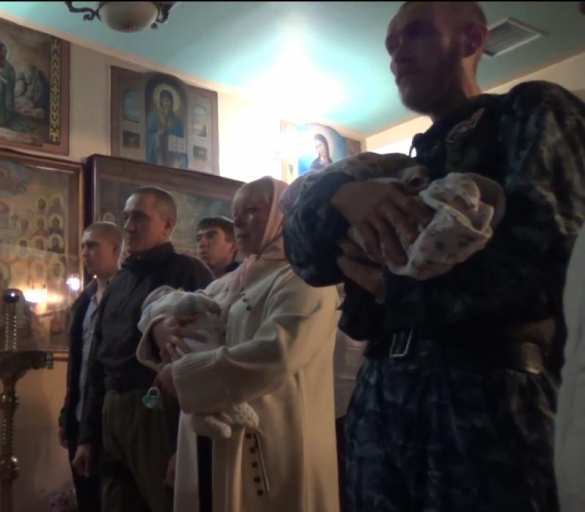 Своих не бросаем: комбат Беднов стал крестным брошенного младенца (видео) | Русская весна