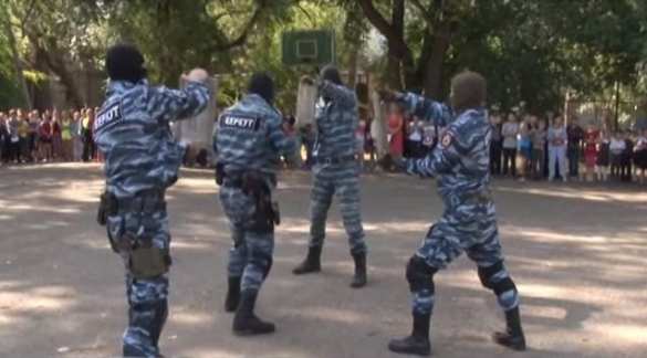 В Луганске бойцы «Беркута» провели для школьников урок мужества (ВИДЕО) | Русская весна