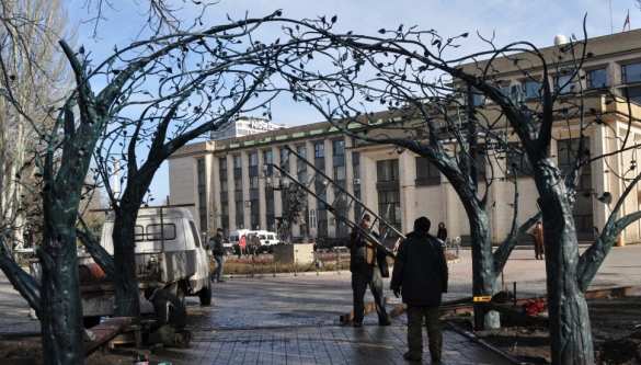 Уцелевший символ Донецкого аэропорта перенесли в центр города (ФОТО) | Русская весна