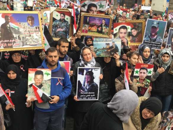 «Бессмертный полк»: 10000 сирийцев пронесли плакаты военных России и САР в благодарность за освобождение Алеппо (ФОТО) | Русская весна