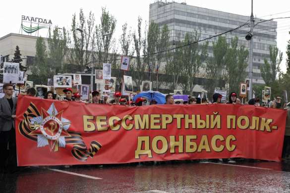 С портретами Гиви и Моторолы: многотысячный «Бессмертный полк» прошел по Донецку (ФОТО) | Русская весна