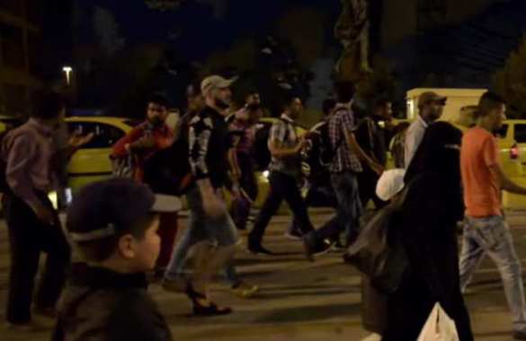 Новая волна: тысячи мигрантов прибыли в Афины (ВИДЕО) | Русская весна