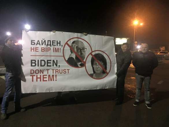 В аэропорту Байдена встречал Автомайдан с призывами не верить Яценюку (ФОТО) | Русская весна
