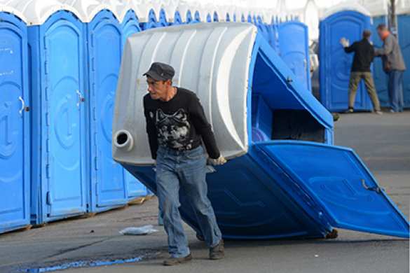 Киев без электричества и воды: к Верховной раде доставили водовозку и биотуалеты (ФОТО) | Русская весна