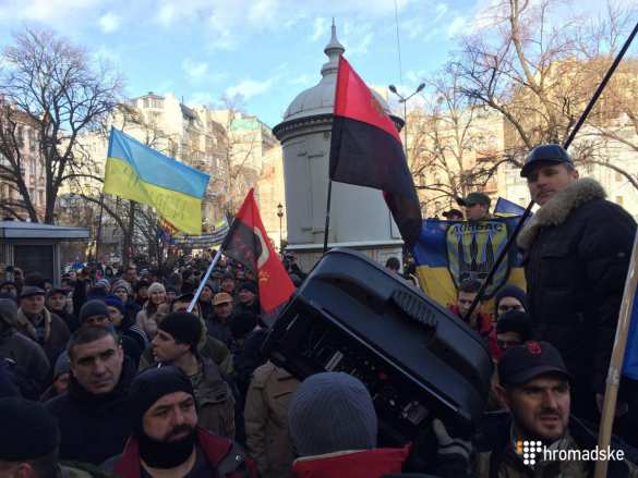 МОЛНИЯ: толпа пытается штурмовать администрацию Порошенко — ПРЯМАЯ ТРАНСЛЯЦИЯ — Смотрите и комментируйте с «Русской Весной» (ФОТО) | Русская весна