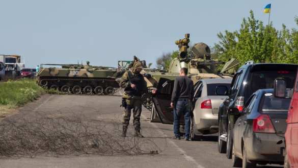 На единственном на Донбассе пункте пропуска в Артемовске скопилась огромная очередь машин (ВИДЕО) | Русская весна