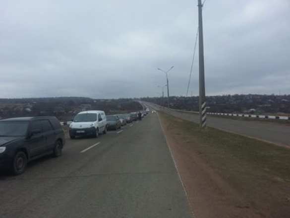 Коллапс: закрыты несколько КПП на Донбассе, люди стоят в очередях по несколько дней (ФОТО) | Русская весна