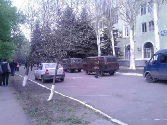 В Краматорске вооруженные люди вновь заняли горотдел милиции и требуют выдать им оружие | Русская весна
