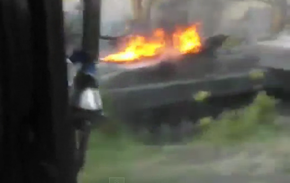 Под волновахой сожжены БМП и боевики нацгвардии (видео) | Русская весна