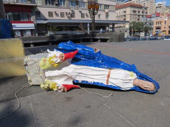 Знамение? В Киеве статуя Богородицы упала с постамента снесенного памятника Ленину (ФОТО) | Русская весна