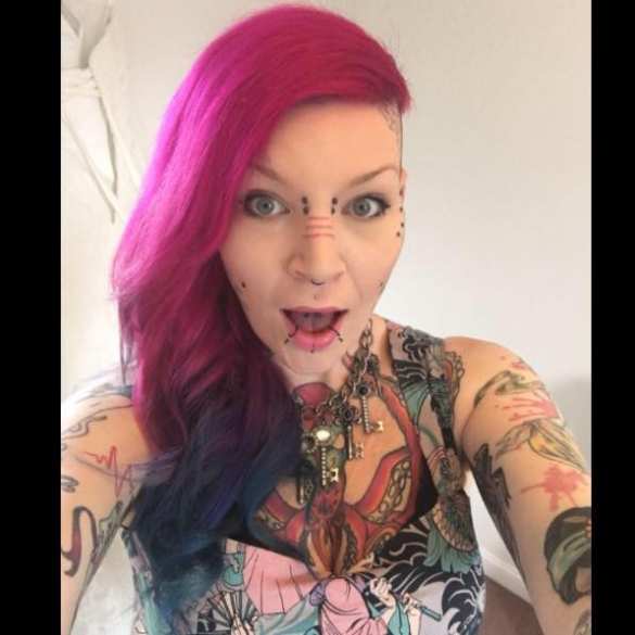 Их нравы: британка отрезала палец «для красоты» (ФОТО 21+) | Русская весна