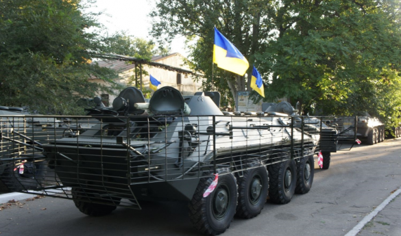 БТР ВСУ протаранил легковой автомобиль в Николаеве (ФОТО) | Русская весна