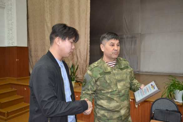 В Бурятии наградили школьника, спасшего детей при нападении на школу (ФОТО) | Русская весна