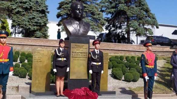 В Донецке установлен бюст Захарченко (ФОТО) | Русская весна