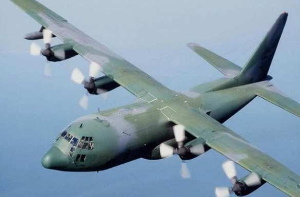 Военный самолёт США пролетел в метре над военнослужащими (ВИДЕО) | Русская весна