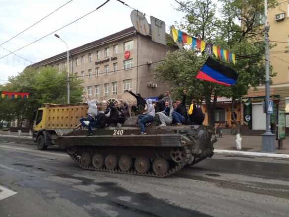 В Мариуполе неизвестные подожгли БМП с помощью коктейля Молотова (видео) | Русская весна