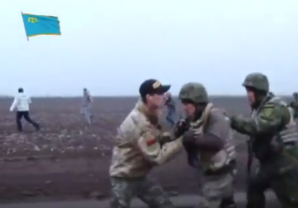 ВАЖНО: Крымско-татарские экстремисты прессуют спецназ МВД Украины (ВИДЕО) | Русская весна
