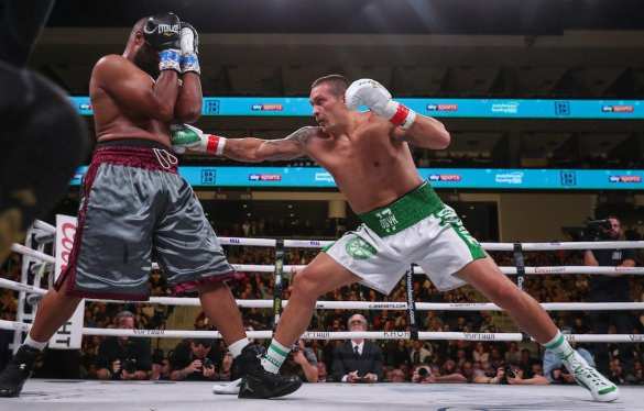 Усик пробился в супертяжи, одержав досрочную победу (ВИДЕО) | Русская весна