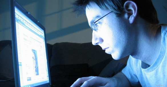 Свет от компьютера и смартфона разрушает сетчатку глаза, — химики | Русская весна