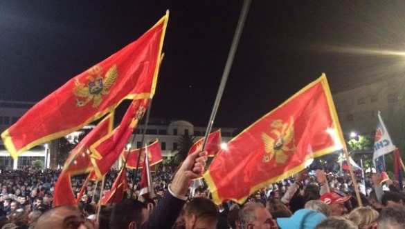 Полиция разгоняет митинги против вступления Черногории в НАТО слезоточивым газом (+ВИДЕО) | Русская весна