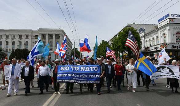 Американцы с флагом США прошли по центру Симферополя (ФОТО) | Русская весна
