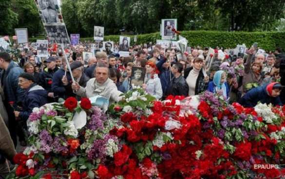 «Же суи Адольф»: украинские фашисты взбесились ко Дню Победы (ФОТО, ВИДЕО) | Русская весна