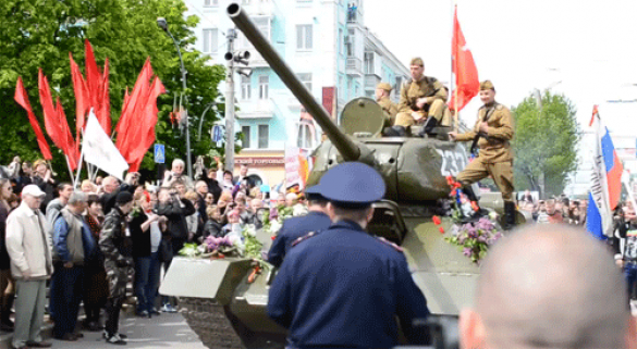 День Победы в Луганске: Т-34, ветераны и русские марши (видео) | Русская весна