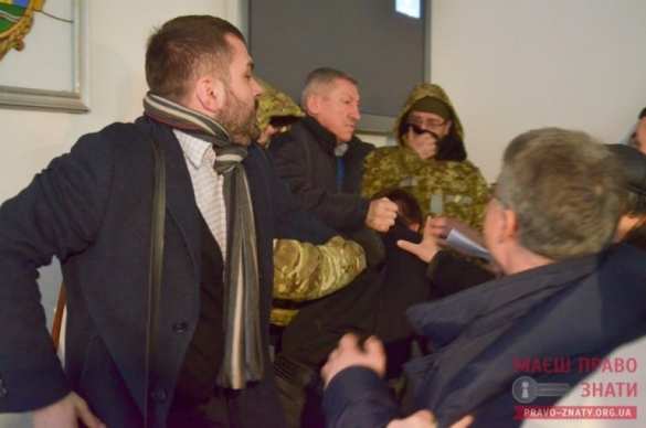 Битва при Броварах: депутаты устроили массовую драку, секретарь выпрыгнул со 2-го этажа (ФОТО, ВИДЕО 18+) | Русская весна