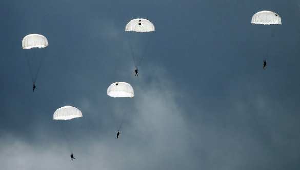 Массовая высадка десантников и огненный шквал «Ночных охотников»: лучшее военное видео недели (ВИДЕО) | Русская весна