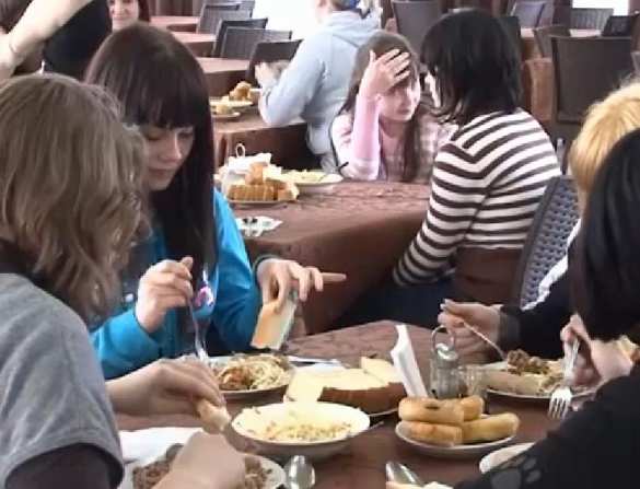 Их забирали из холодных подвалов — дети-сироты из ДНР приехали на реабилитацию в Абхазию (ВИДЕО) | Русская весна