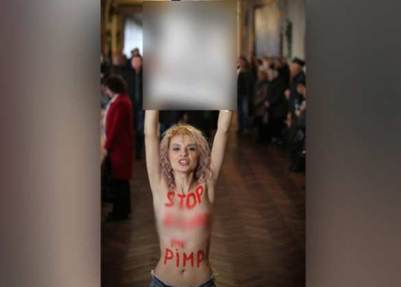 Девушка с обнаженной грудью мешала Кличко проголосовать на выборах, назвав мэра Киева сутенером (ФОТО, ВИДЕО) | Русская весна