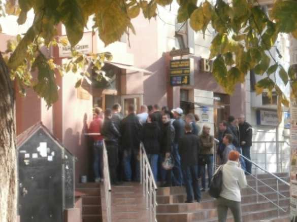 В погоне за долларом в Одессе очереди занимают с раннего утра | Русская весна
