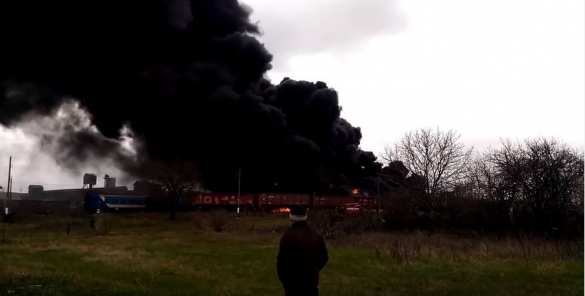 В ЛНР подорвали цистерну с топливом (ВИДЕО) | Русская весна