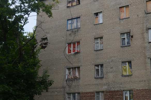 Ночной обстрел Донецка: повреждены многоквартирные дома и детская поликлиника | Русская весна