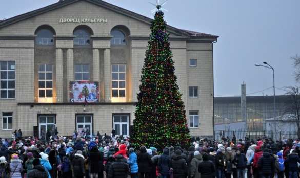 Живём и будем жить: Донецк под обстрелами зажег первую новогоднюю ёлку (ФОТОРЕПОРТАЖ) | Русская весна
